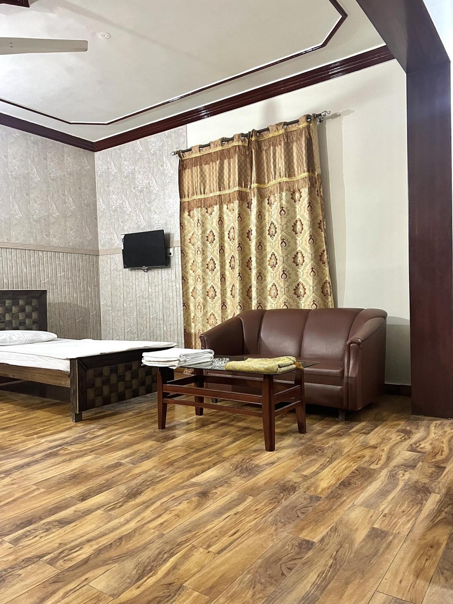 Babar House Hotel Faisalabad Eksteriør billede