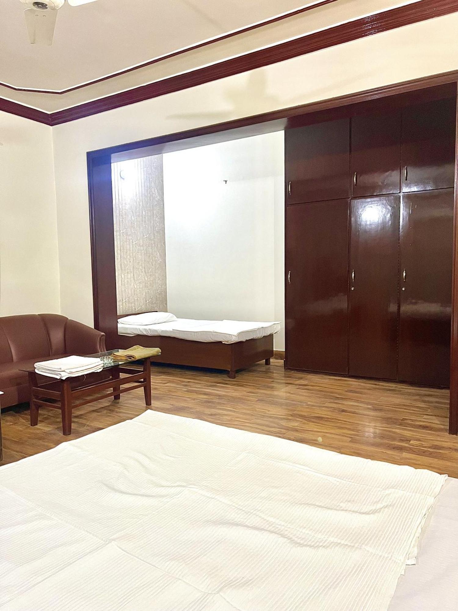 Babar House Hotel Faisalabad Eksteriør billede