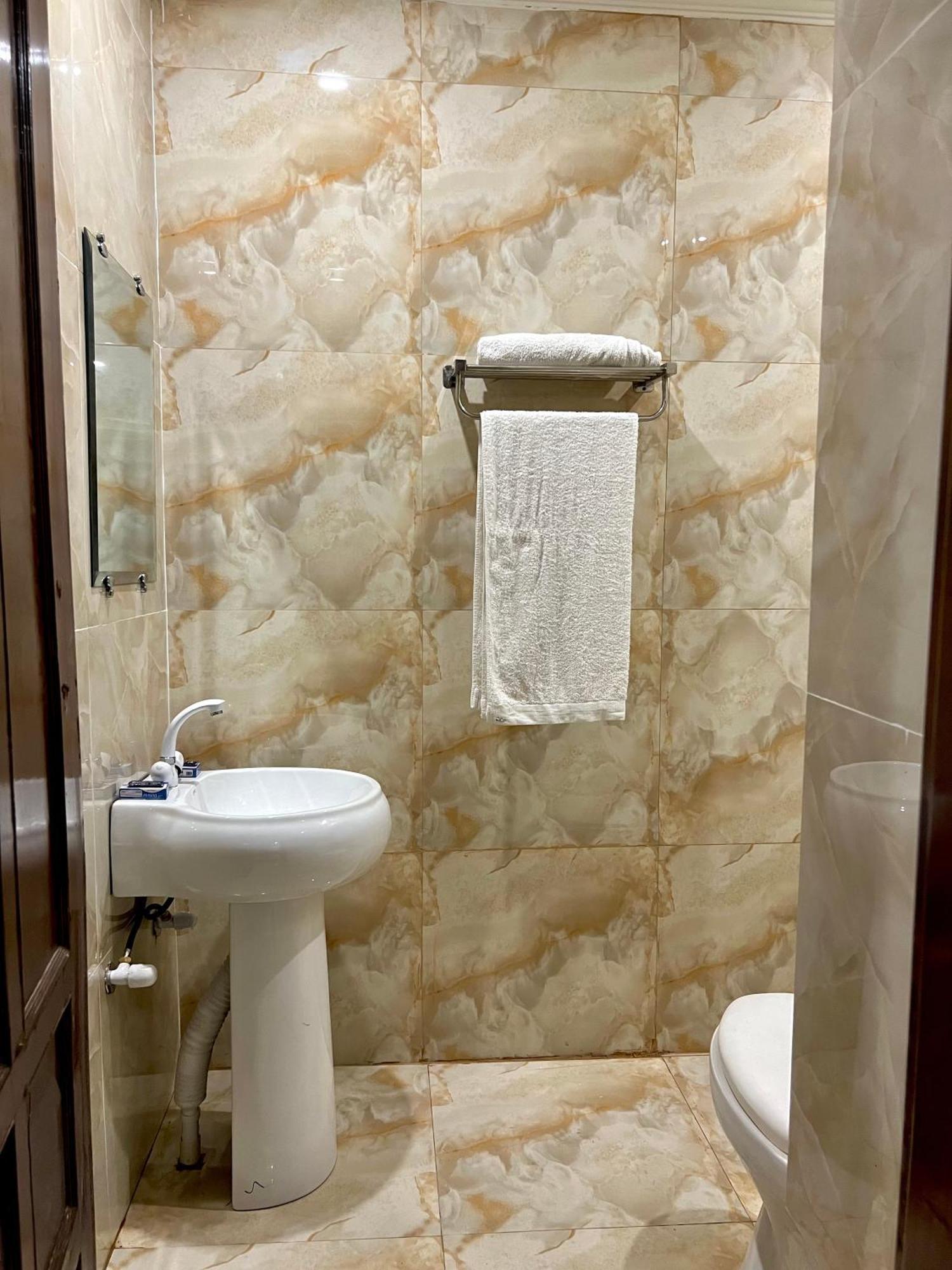 Babar House Hotel Faisalabad Eksteriør billede
