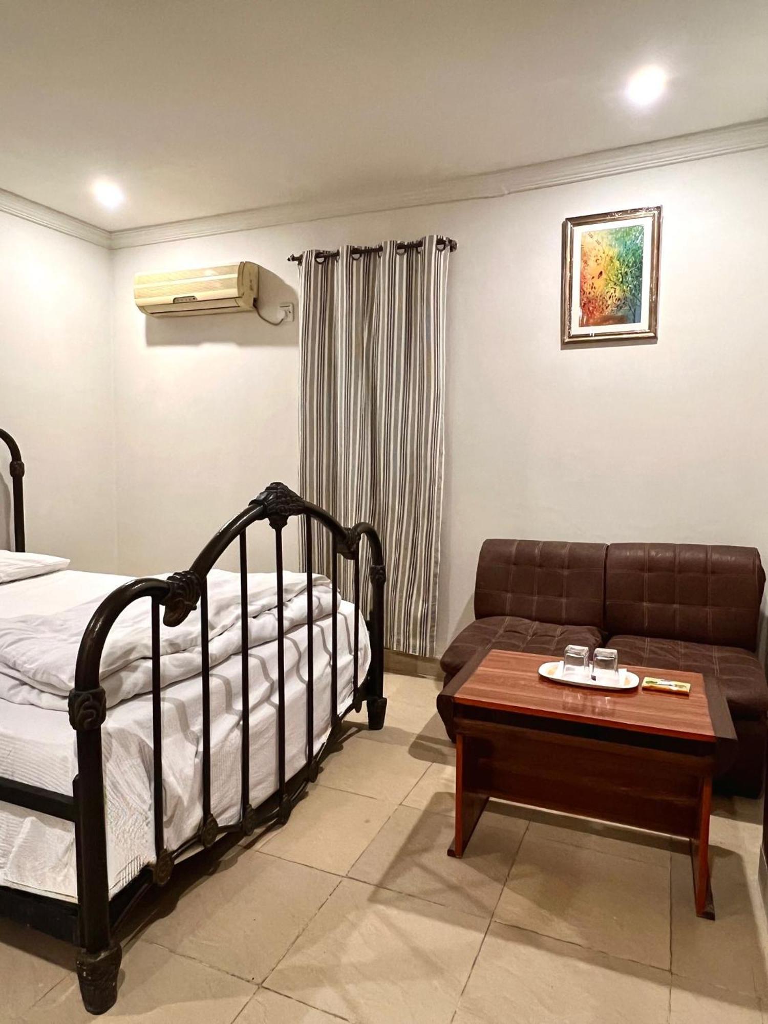 Babar House Hotel Faisalabad Eksteriør billede