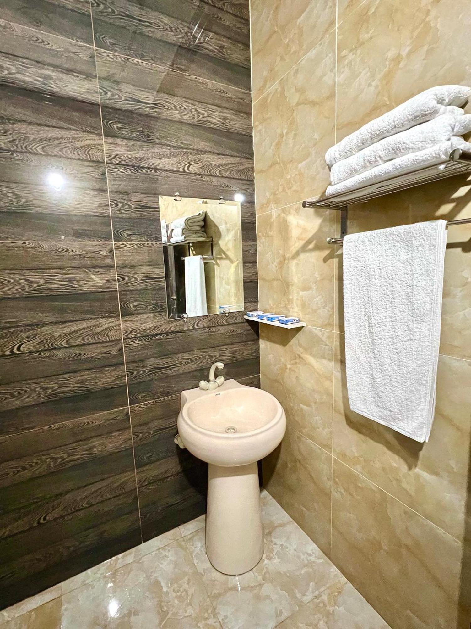 Babar House Hotel Faisalabad Eksteriør billede